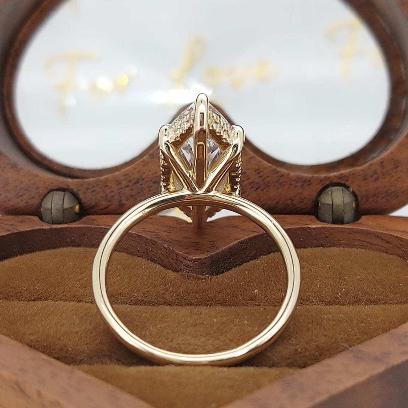 Bague de fiançailles solitaire à halo caché avec diamant de laboratoire taille marquise de 4,1 carats Marquise cut 1Ct Moissanite taille brillant engagement ring in Gold or Platinum — custom handcrafted by Forever For Love