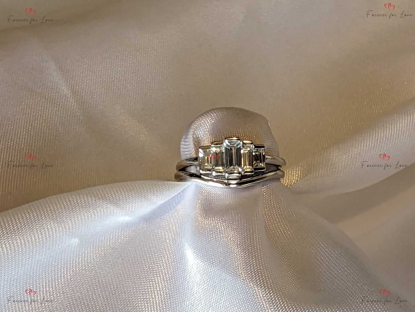 Baguette-Verlobungsring mit natürlichen Diamanten und Saphiren im Dreistein-Design Baguette cut Moissanite engagement ring in 935 Argentium Silber — custom handcrafted by Forever For Love