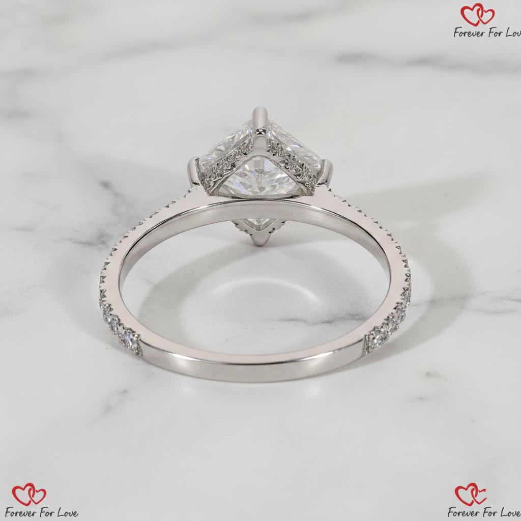 1,5 Karat IGI-zertifizierter Asscher Labordiamant Hidden Halo Ring Asscher cut Moissanite engagement ring in 935er Argentium Silber — custom handcrafted by Forever For Love