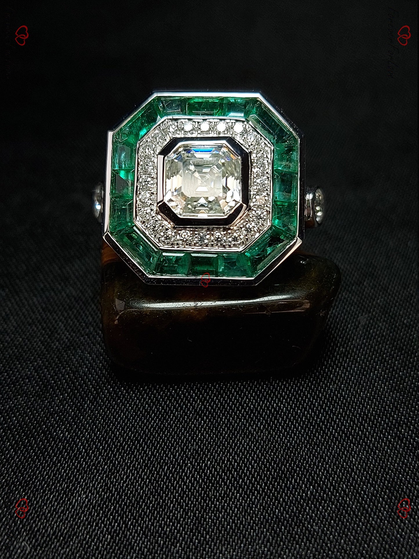 Bague de fiançailles auréole émeraude, moissanite taille Asscher Asscher cut 1Ct Émeraude Naturelle engagement ring in Gold or Platinum — custom handcrafted by Forever For Love