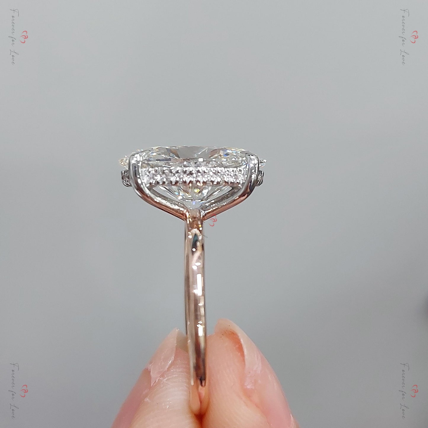 Solitärring mit ovalem Labor-Diamant, 4,5 ct, D VVS2 Oval cut Moissanite engagement ring in 935 Argentium Silber — custom handcrafted by Forever For Love