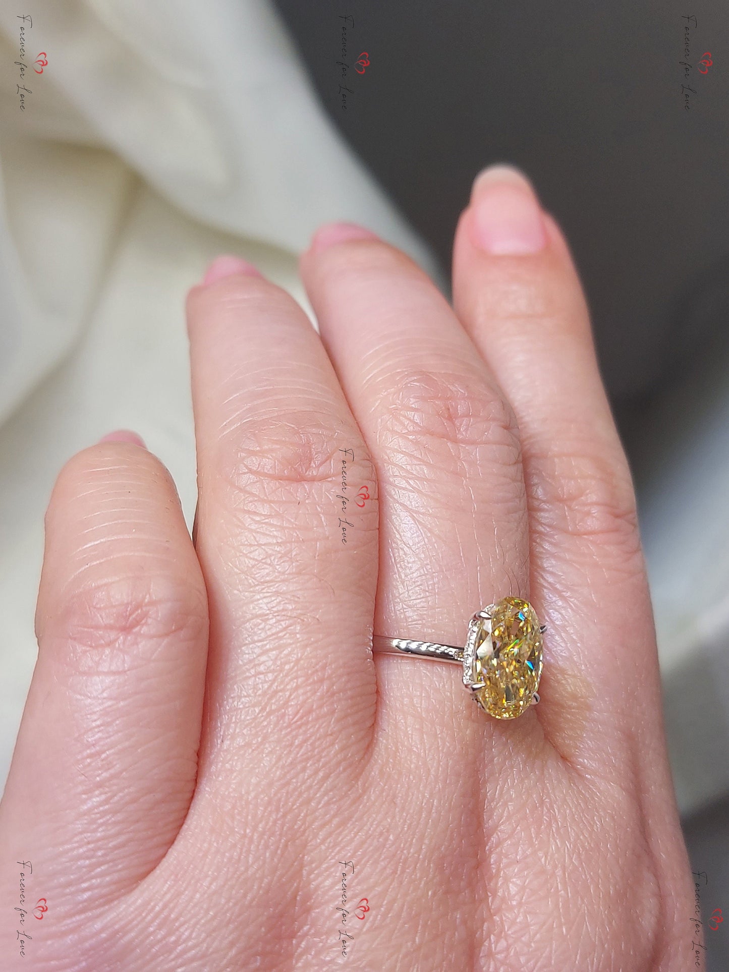 3 Karat ovaler Diamant- und Moissanit-Verlobungsring Oval cut Moissanite engagement ring in 935 Argentium Silber — custom handcrafted by Forever For Love