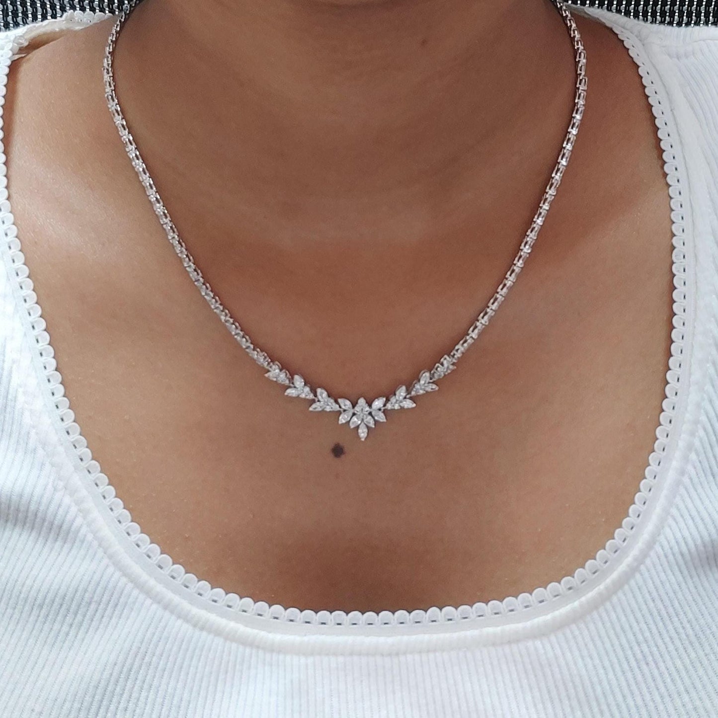 18K massives Gold Collier für die Hochzeit mit Cluster, echte Diamant Marquise Halskette, Diamant Kettenhalskette Jubiläumsgeschenk. Moissanite engagement ring in Gold or Platinum — custom handcrafted by Forever For Love