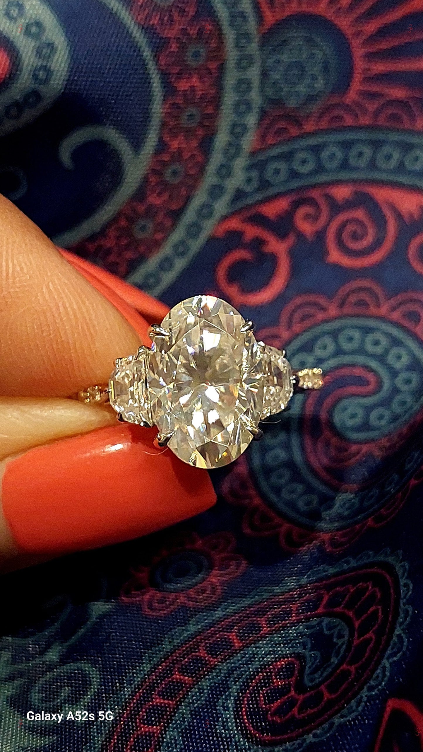 4,6 Ct Oxyde de molybdène ovale trois pierres avec ensemble de mariage pavé Oval cut Moissanite Taille Brillant engagement ring in Gold or Platinum — custom handcrafted by Forever For Love