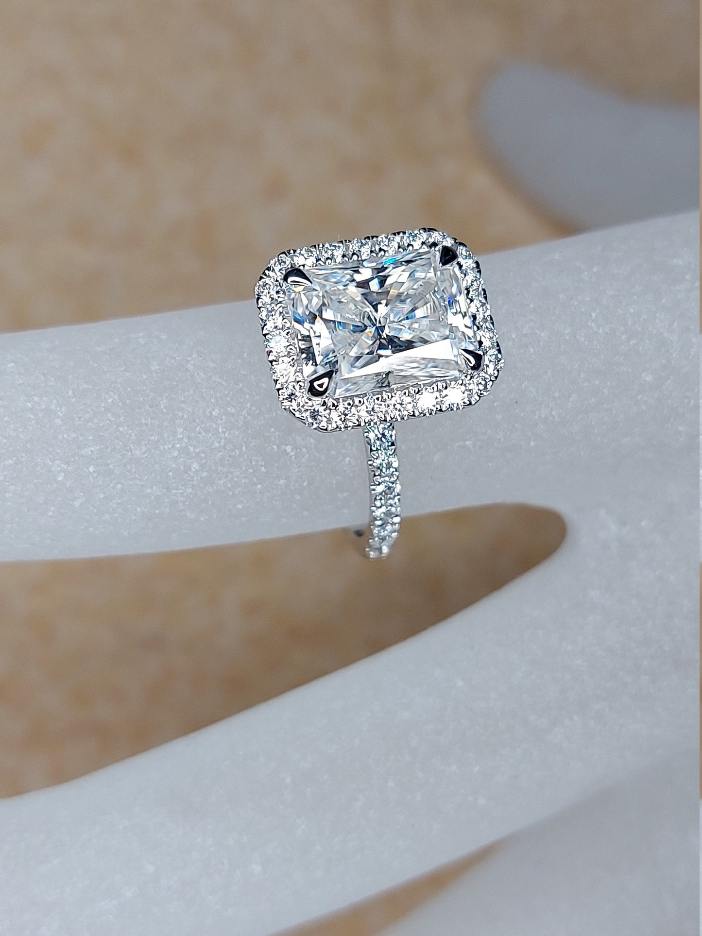 Bague de Fiançailles Radiant avec Diamant Certifié IGI et Halo Radiant cut 1Ct Moissanite taille brillant engagement ring in Gold or Platinum — custom handcrafted by Forever For Love