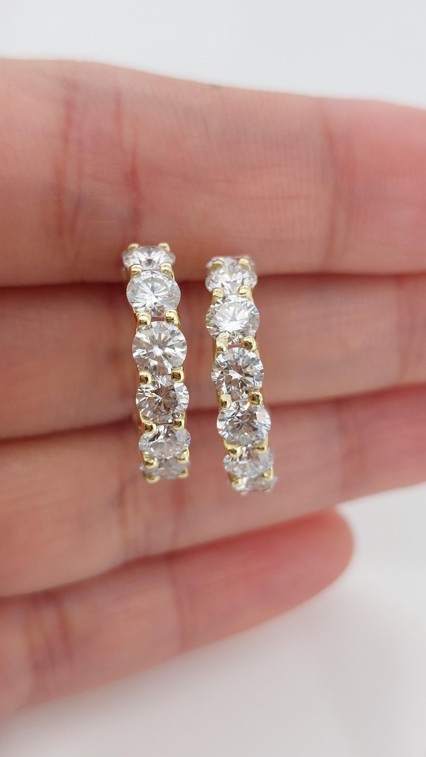 4MM Runde Laborgediamanten Ohrringe, 18 K Weißgold Creolen Für Sie, Diamant Huggies Ohrringe, Jubiläumsgeschenk Für Ehefrau. Moissanite engagement ring in Gold or Platinum — custom handcrafted by Forever For Love