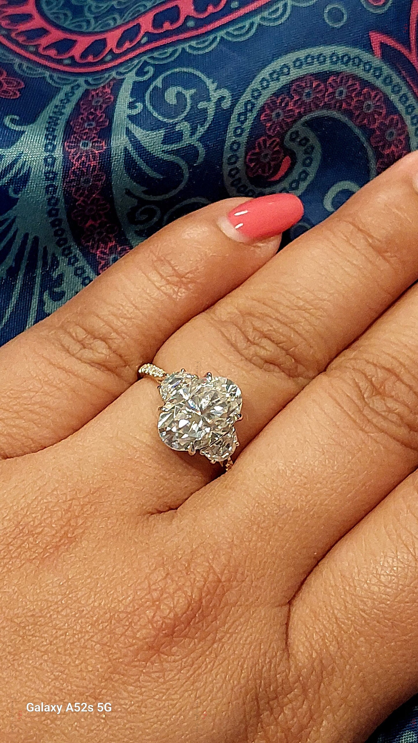 4,6 Ct Oxyde de molybdène ovale trois pierres avec ensemble de mariage pavé Oval cut Moissanite Taille Brillant engagement ring in Gold or Platinum — custom handcrafted by Forever For Love