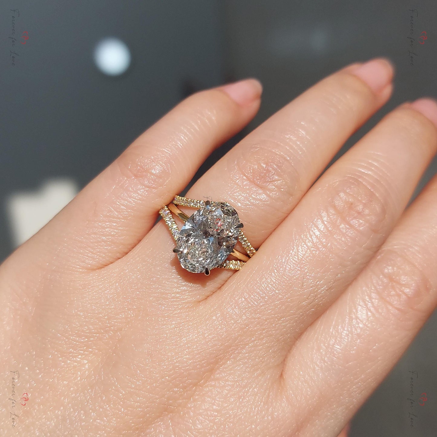 Parure de mariage avec diamants de laboratoire ovales Oval cut Moissanite taille brillant engagement ring in Gold or Platinum — custom handcrafted by Forever For Love