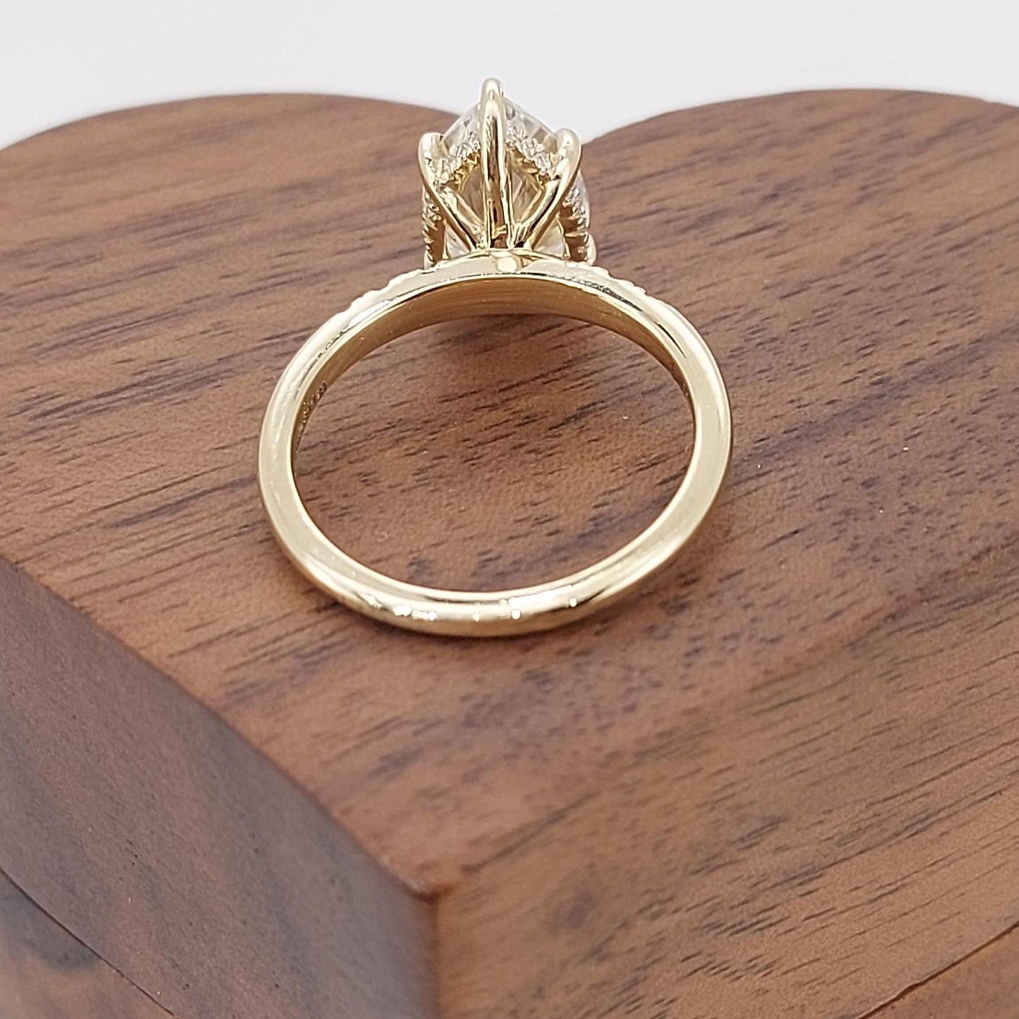 Bague de fiançailles en forme de poire, bague de fiançailles en moissanite 2 carats en or massif, bague de fiançailles poire allongée, bague de fiançailles moderne. Pear cut 1Ct Moissanite taille brillant engagement ring in Gold or Platinum — custom handcrafted by Forever For Love
