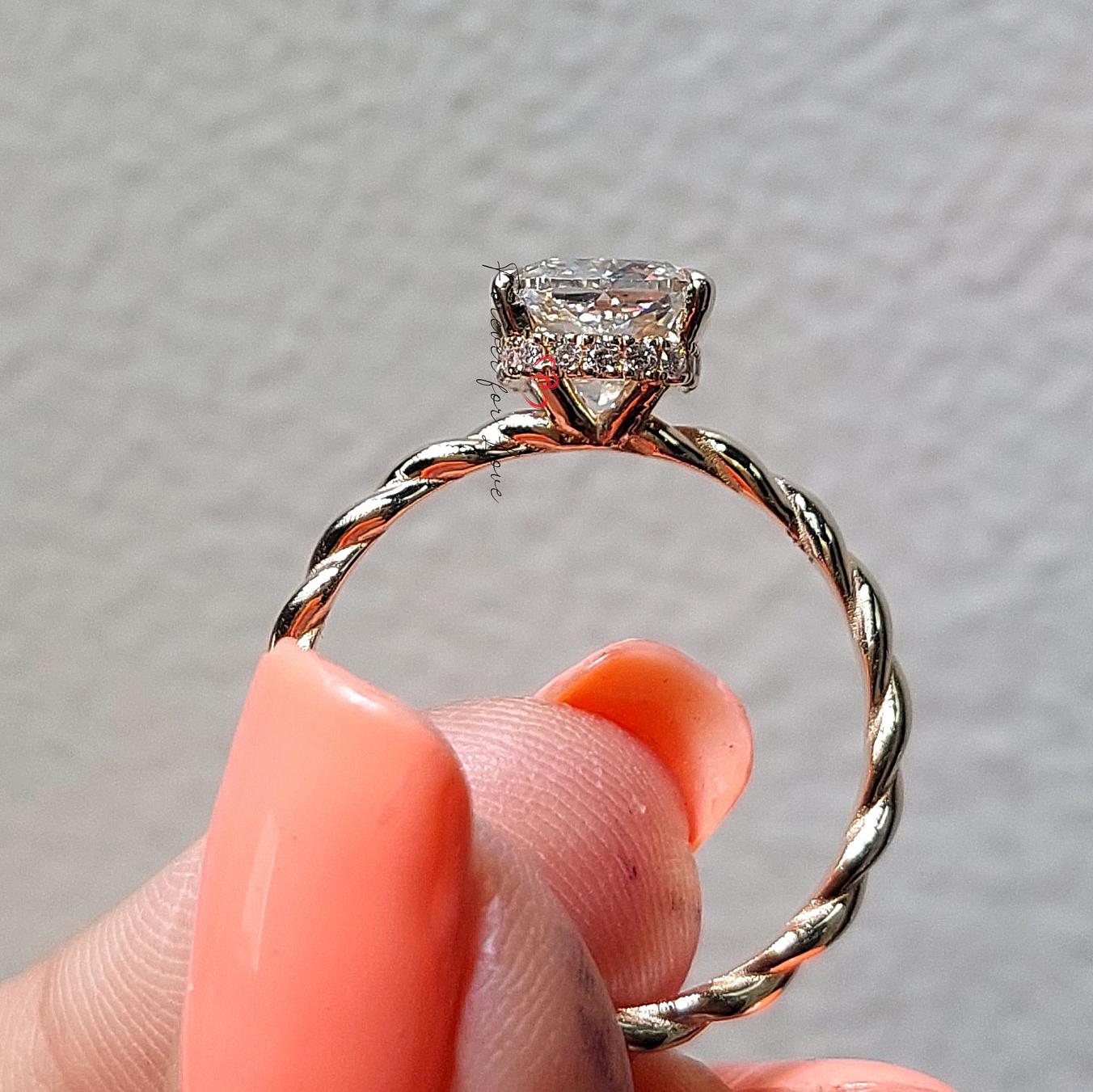 Bague de fiançailles en diamant de laboratoire coussin de 2 Ct certifié IGI Cushion cut 1Ct Moissanite Taille Brillant engagement ring in Gold or Platinum — custom handcrafted by Forever For Love