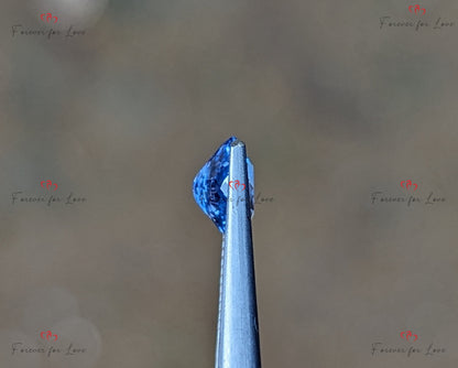 Saphir bleu de Ceylan ovale unique, saphir naturel extrait, bijou sur mesure, pièce faite à la main.