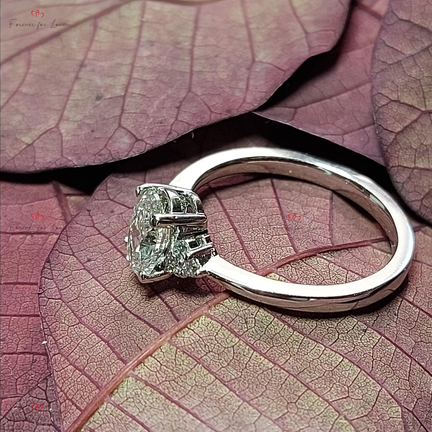 Bague de fiançailles en diamant de laboratoire ovale de 1,5 carat avec pierres latérales rondes Oval cut 1Ct Moissanite taille brillant engagement ring in Gold or Platinum — custom handcrafted by Forever For Love