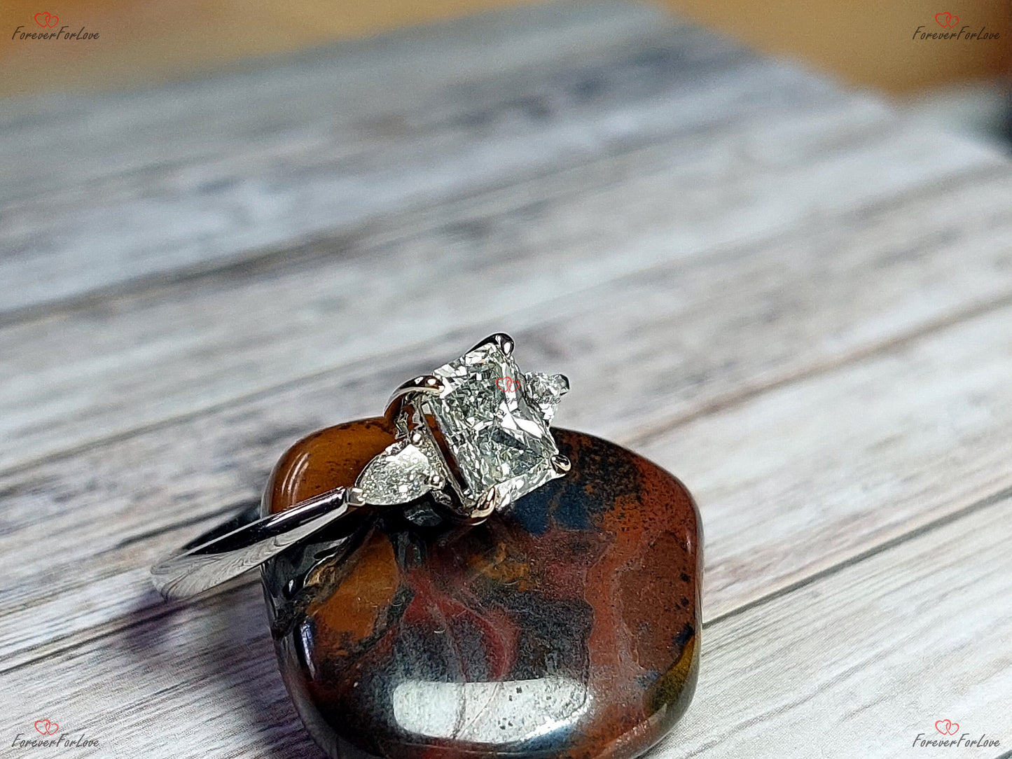 1 Karat strahlender Diamant-Verlobungsring mit Birnen-Akzenten Radiant cut Moissanite engagement ring in 935er Argentium Silber — custom handcrafted by Forever For Love