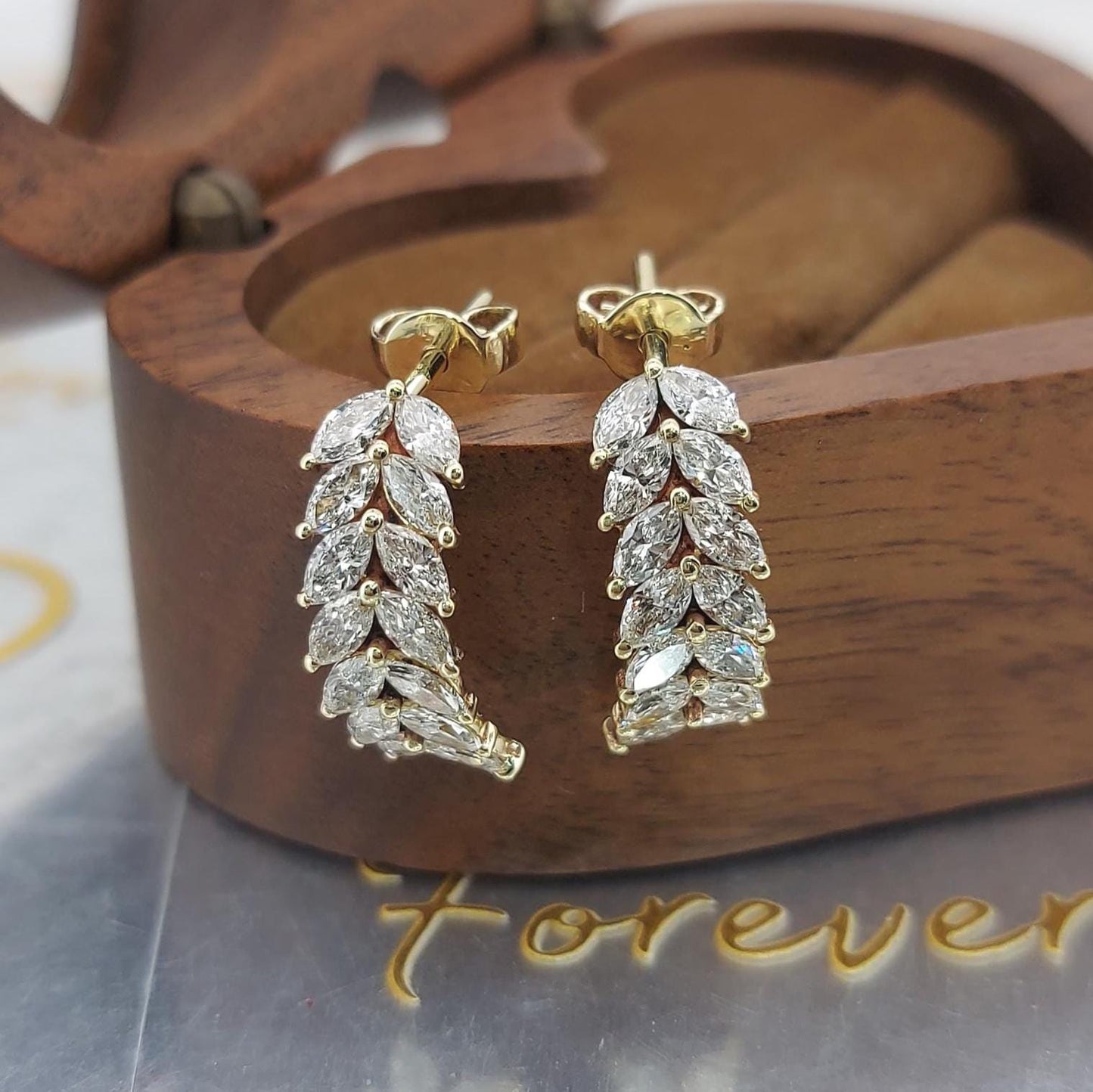 1.00 Karat Marquise Labor-Diamant Blätter Ohrringe – Geschwungene Cluster Gold Ohrringe, Alltags-Ohrringe, Labor-Diamant-Ohrringe, Perfektes Geschenk Moissanite engagement ring in Gold or Platinum — custom handcrafted by Forever For Love