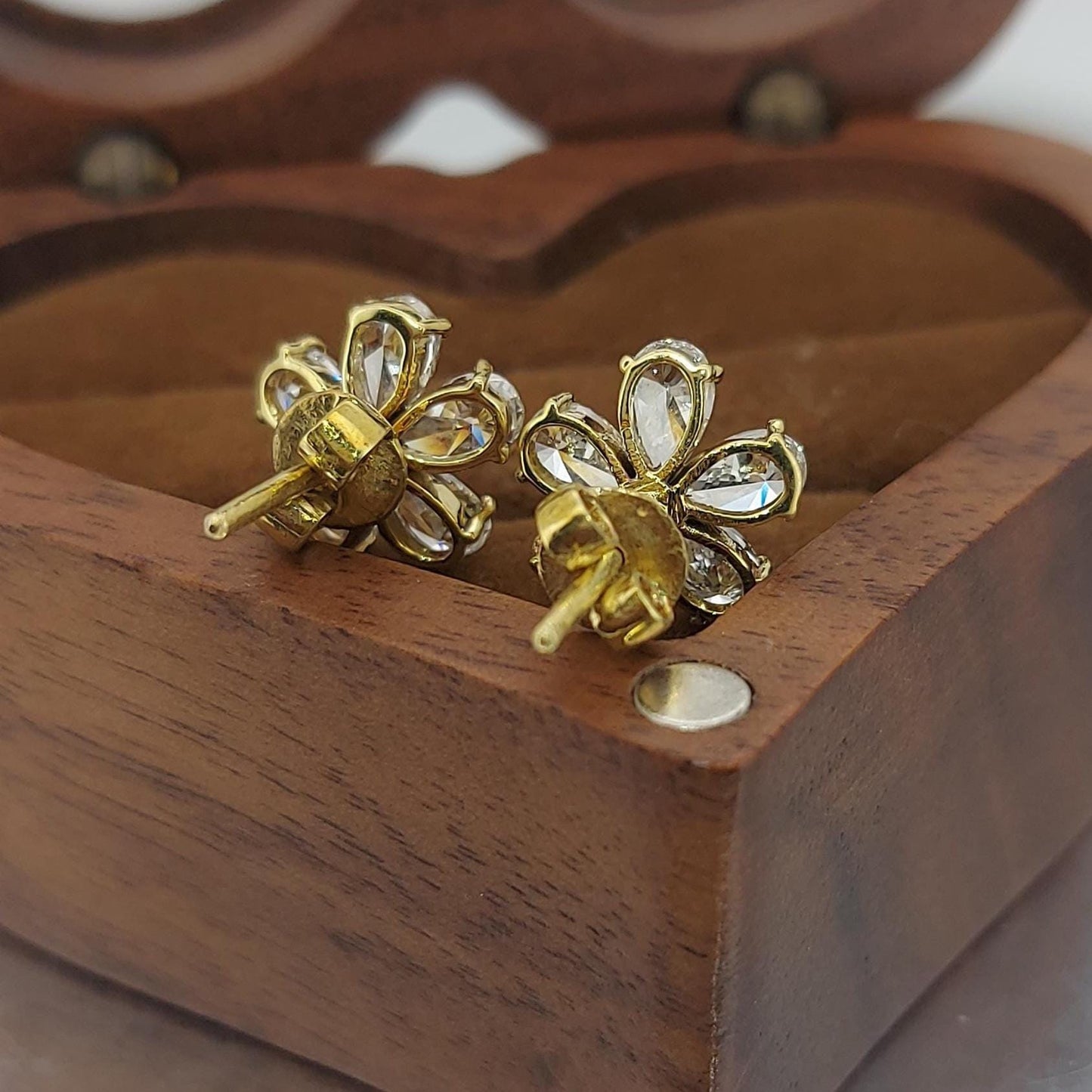14 Karat Gold Ohrstecker mit tropfenförmigem Blumenmotiv und Diamanten, Labor-Diamantohrstecker, im Labor gezüchteter Diamant, Ohrstecker aus massivem Gold, Blumenohrringe, perfektes Geschenk Moissanite engagement ring in Gold or Platinum — custom handcrafted by Forever For Love