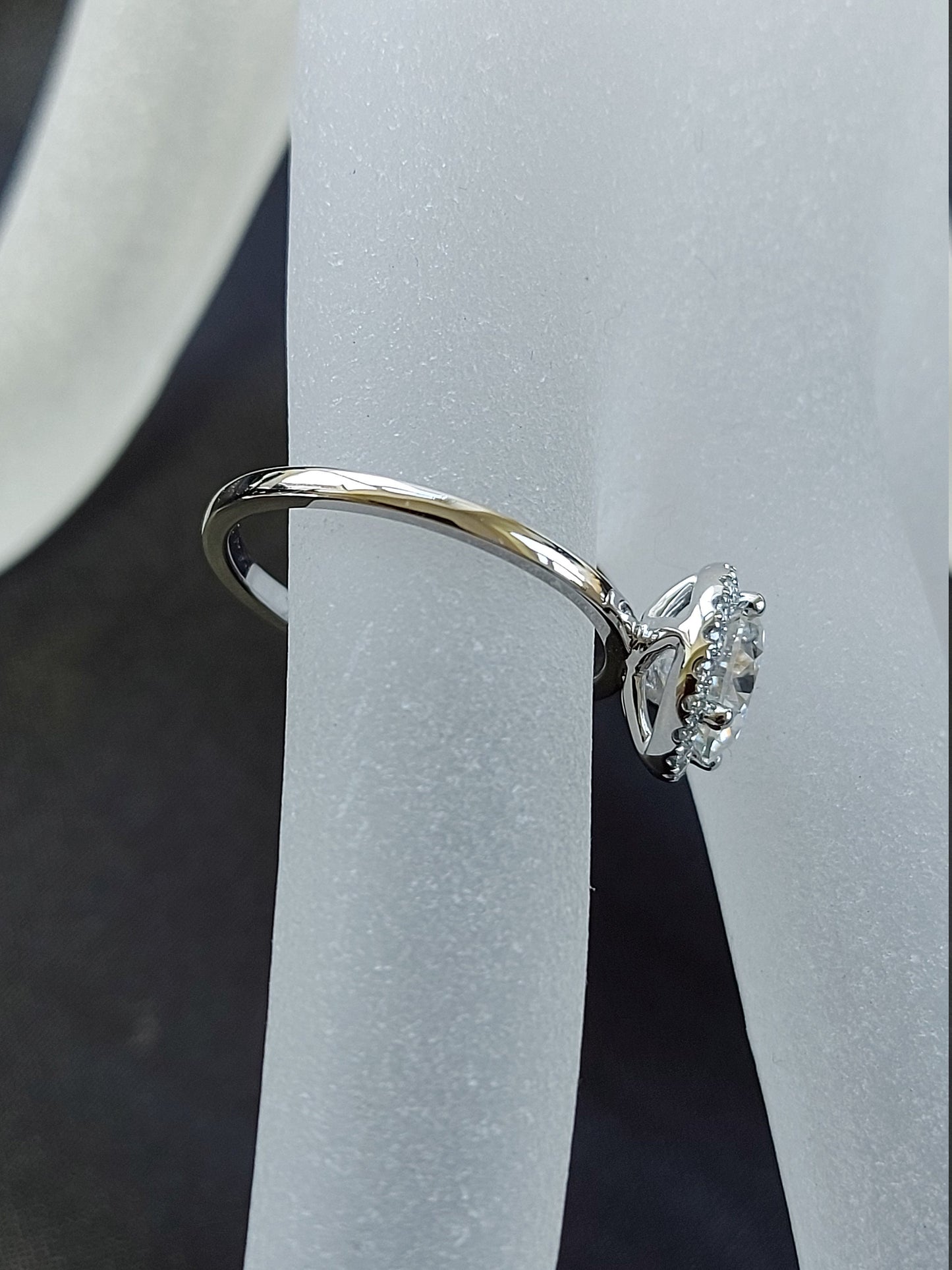 2 Karat runder Moissanit-Verlobungsring, 14K Roségoldring, runder Halo-Ring, Ehering, Brautring Round cut Moissanite engagement ring in 935er Argentium Silber — custom handcrafted by Forever For Love