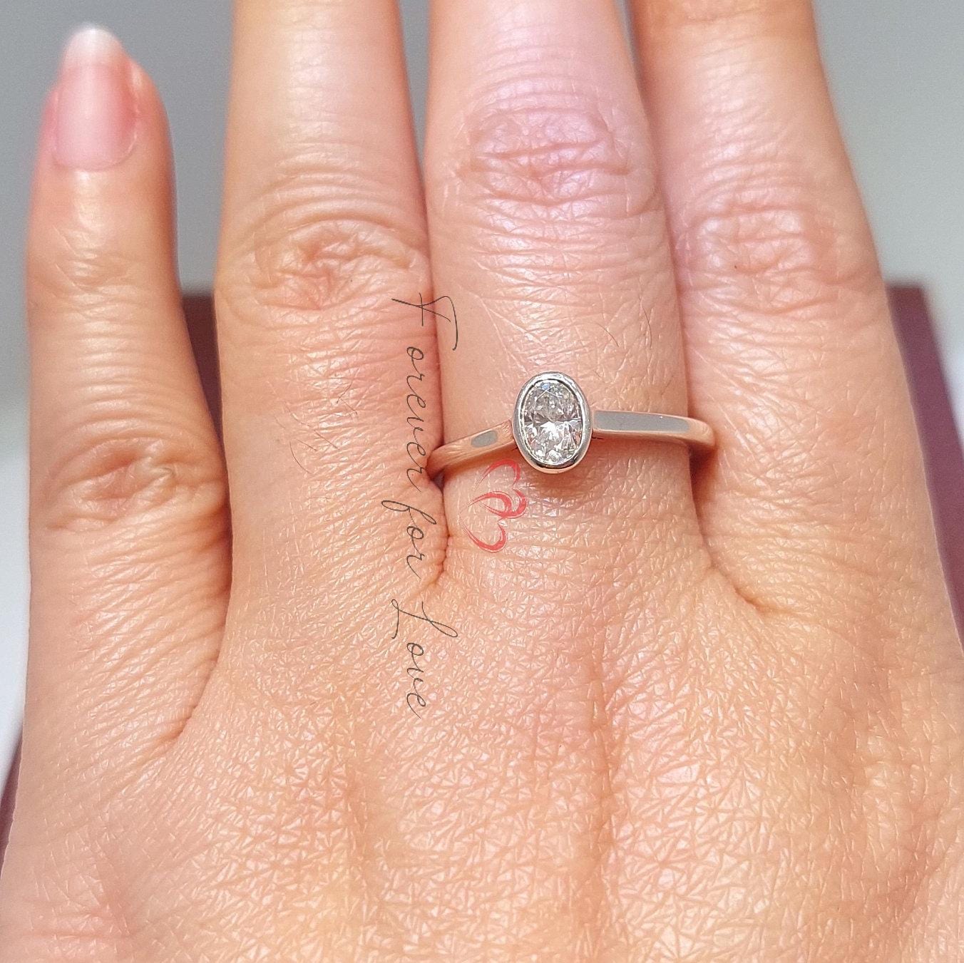 Bague de Fiançailles Solitaire Ovale en Diamant de Laboratoire Certifié IGI de 0,5 Ct Oval cut 1Ct Moissanite taille brillant engagement ring in Gold or Platinum — custom handcrafted by Forever For Love