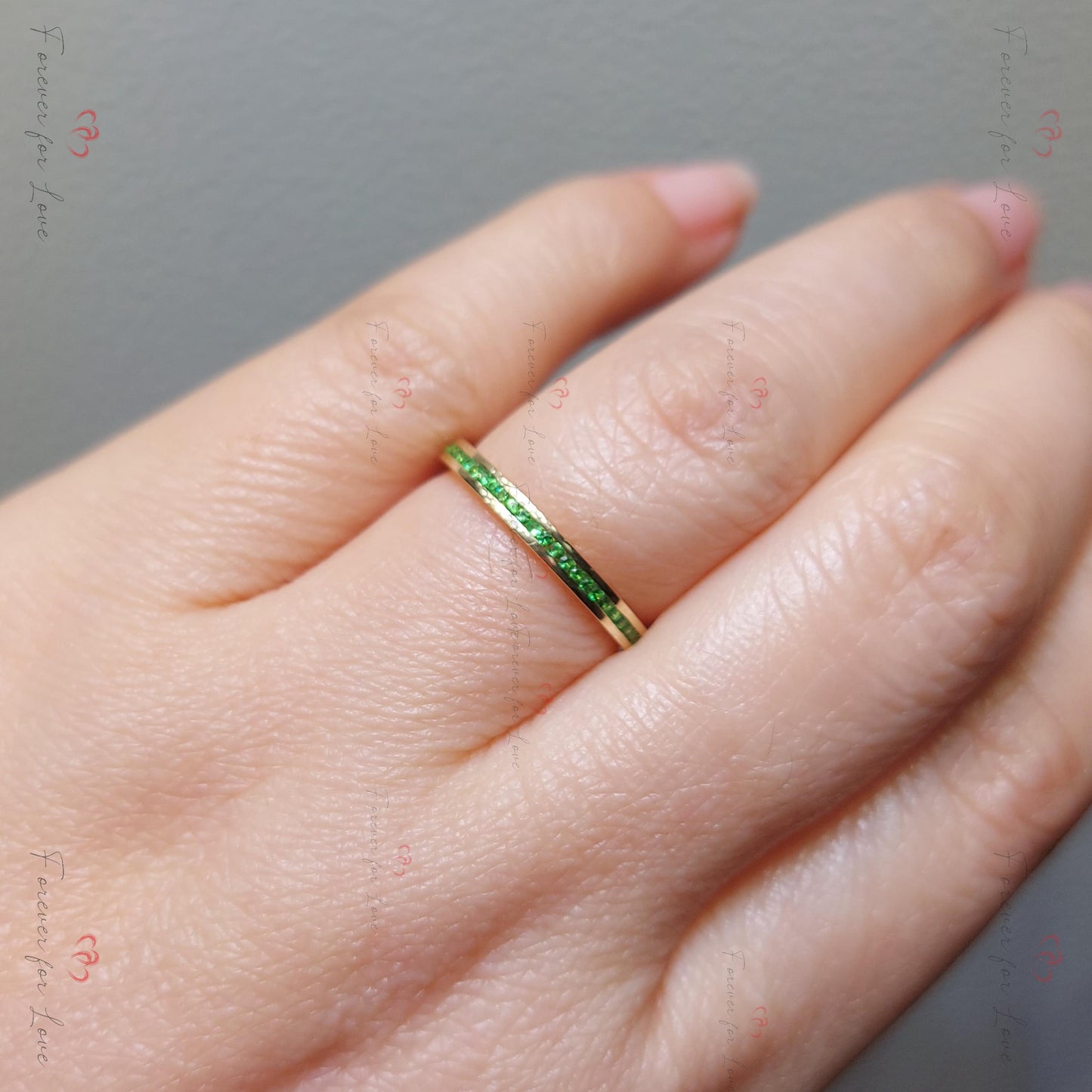 Ehering mit natürlichen Smaragden und Pavé-Diamanten Emerald cut Moissanite engagement ring in 935 Argentium Silber — custom handcrafted by Forever For Love