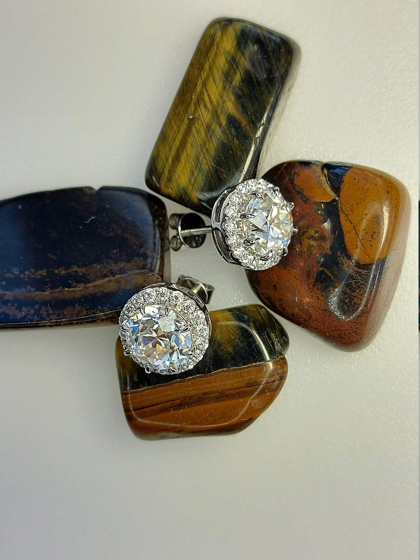 5 Karat Old Mine Cut Halo Runde Ohrstecker mit Schraubverschluss aus massivem 14 Karat Weißgold Vintage Diamant-Ohrstecker Moissanite engagement ring in Gold or Platinum — custom handcrafted by Forever For Love