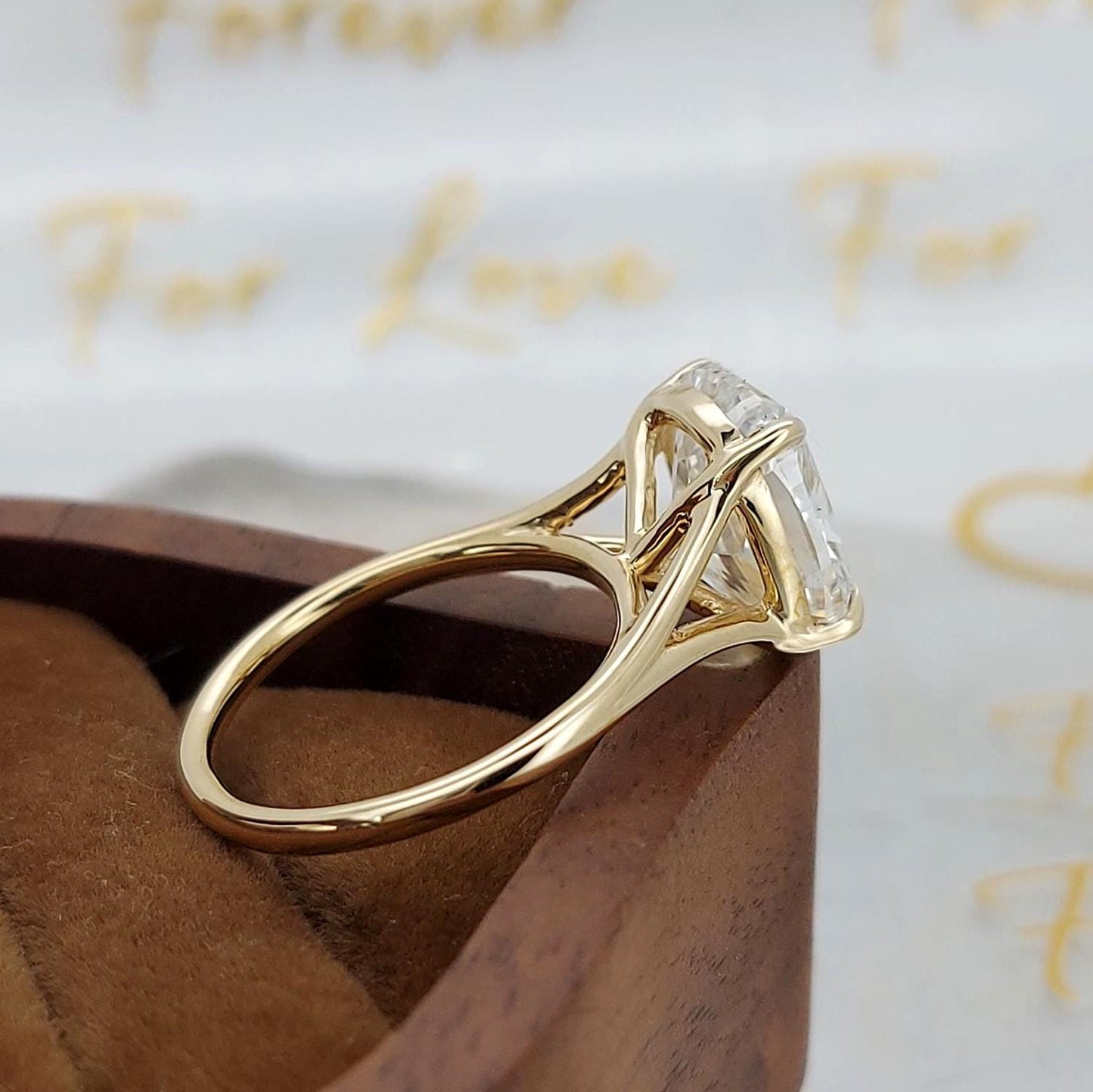 Bague de fiançailles solitaire à diamant de laboratoire taille coussin de 4 carats certifié IGI Cushion cut 1Ct Moissanite taille brillant engagement ring in Gold or Platinum — custom handcrafted by Forever For Love