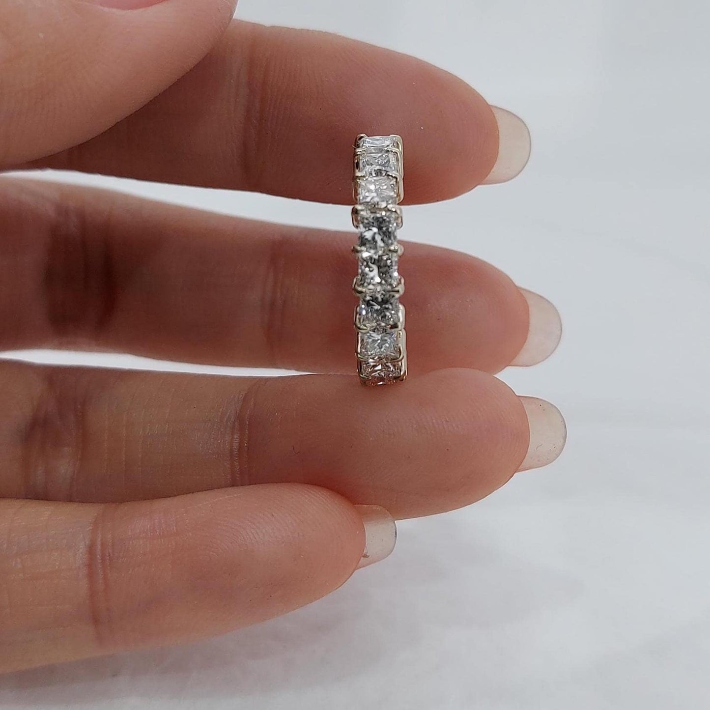 Prinzessschliff Laborgezüchteter Diamant Ehering, Jahrestagsring für sie, Neun Stein Halb-Ewigkeitsring, Stapelbarer passender Ring als Geschenk für sie. Princess cut Moissanite engagement ring in 935er Argentium Silber — custom handcrafted by Forever For Love