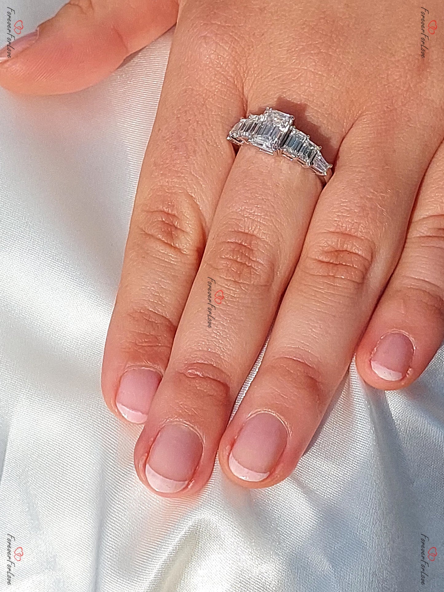 1,5 Karat Smaragd Moissanit Ring mit Baguette-Akzenten Emerald cut Moissanite engagement ring in Gold or Platinum — custom handcrafted by Forever For Love
