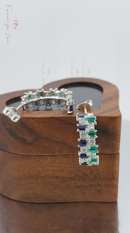 Saphir- und Smaragd-Baguette Geburtsstein Creolen Huggies, 14 Karat Gold Huggie Ohrringe Kleine Creolen, Einzigartiges Frauengeschenk