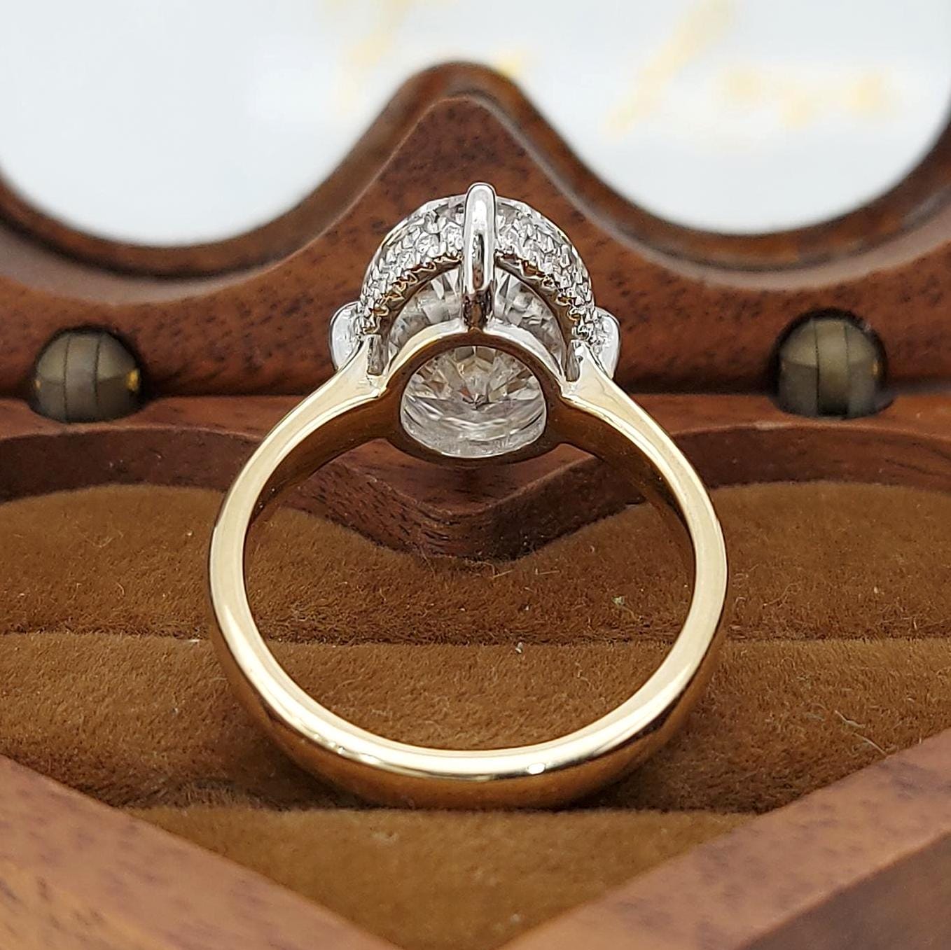 4.1 Ct Ovaler Labor-Diamant Verlobungsring mit verstecktem Halo Oval cut Moissanite engagement ring in 935er Argentium Silber — custom handcrafted by Forever For Love