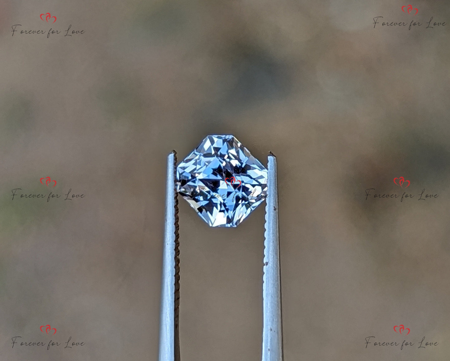 1,34 ct unbehandelter, weißer Saphir. Ein natürlicher, eleganter, unbehandelter weißer Ceylon-Saphir im Radiant-Schliff. Moissanite engagement ring in Gold or Platinum — custom handcrafted by Forever For Love