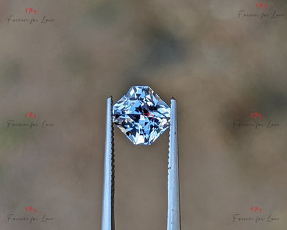 1,34 ct unbehandelter, weißer Saphir. Ein natürlicher, eleganter, unbehandelter weißer Ceylon-Saphir im Radiant-Schliff.