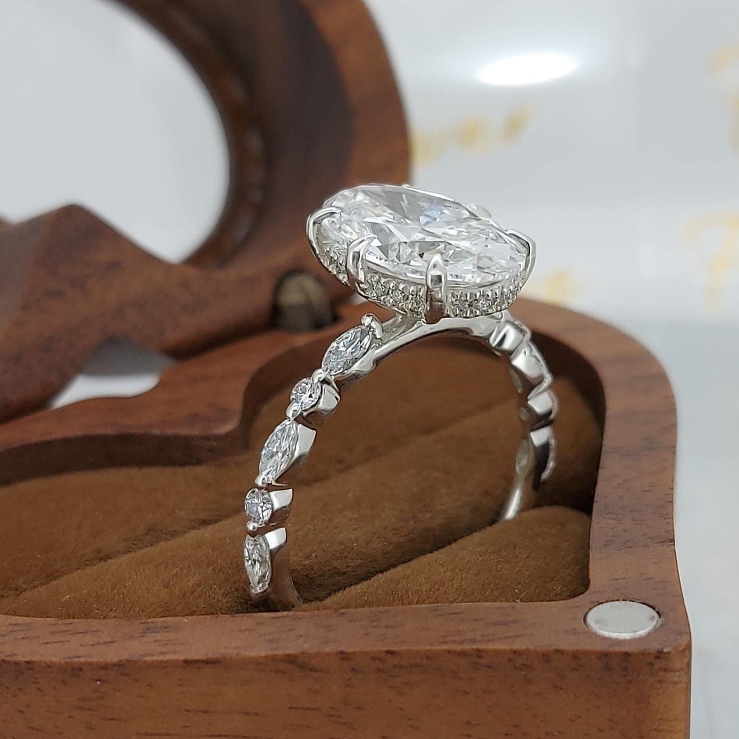 Bague de Fiançailles Solitaire Ovale Diamant de Laboratoire 4,5 Ct avec Halo Caché Oval cut 1Ct Moissanite taille brillant engagement ring in Gold or Platinum — custom handcrafted by Forever For Love