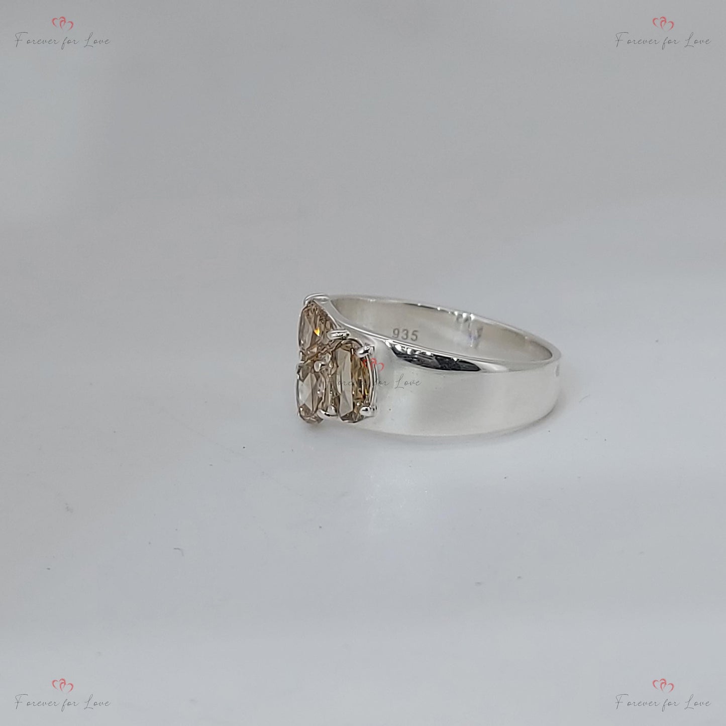 Bague de fiançailles diamant champagne Round cut 1Ct Moissanite taille brillant engagement ring in Gold or Platinum — custom handcrafted by Forever For Love