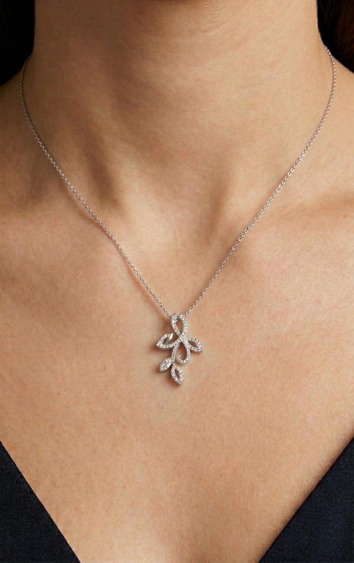 Collier Diamant Rond, Or Blanc 14 carats, Pendentif Minimaliste Délicat, Collier Femme Diamant de Laboratoire, Design Unique, Cadeau Spécial Pour Elle. Moissanite engagement ring in Gold or Platinum — custom handcrafted by Forever For Love