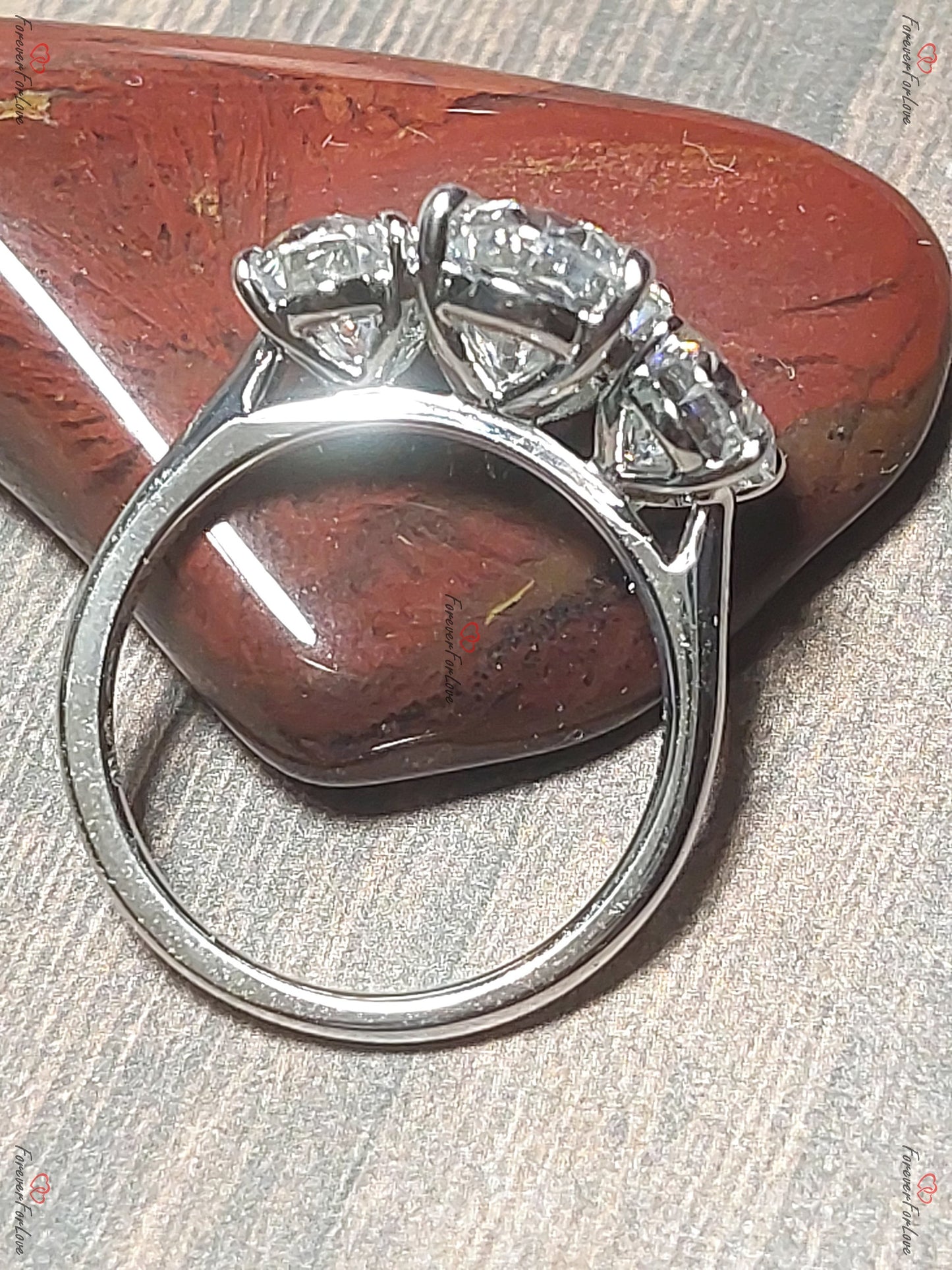 Vintage Oval Moissanit Verlobungsring einzigartiger Cluster Platin Verlobungsring Damen Trilogie Hochzeit Braut Art Deco Hochzeitstag Oval cut Moissanite engagement ring in Gold or Platinum — custom handcrafted by Forever For Love