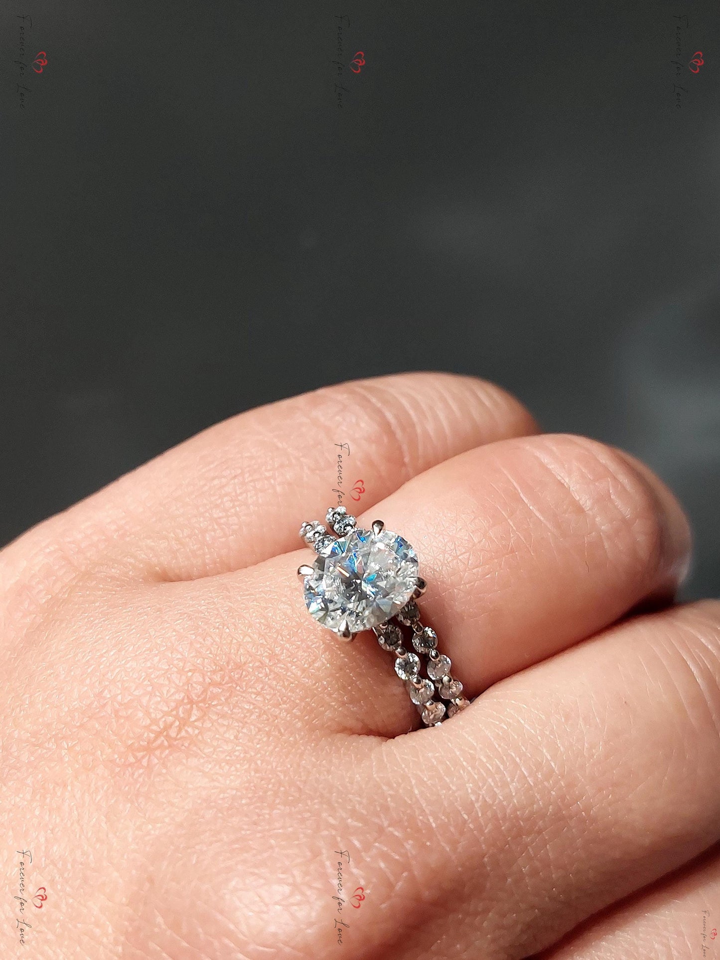 Hochzeitsset mit ovalem 2 Karat Diamanten aus Weißgold, oval geschliffenes Brautset in Crushed Ice Optik, oval geschliffenes Moissanit Brautset, Moissanit Brautset. Oval cut Moissanite engagement ring in 935 Argentium Silber — custom handcrafted by Forever For Love