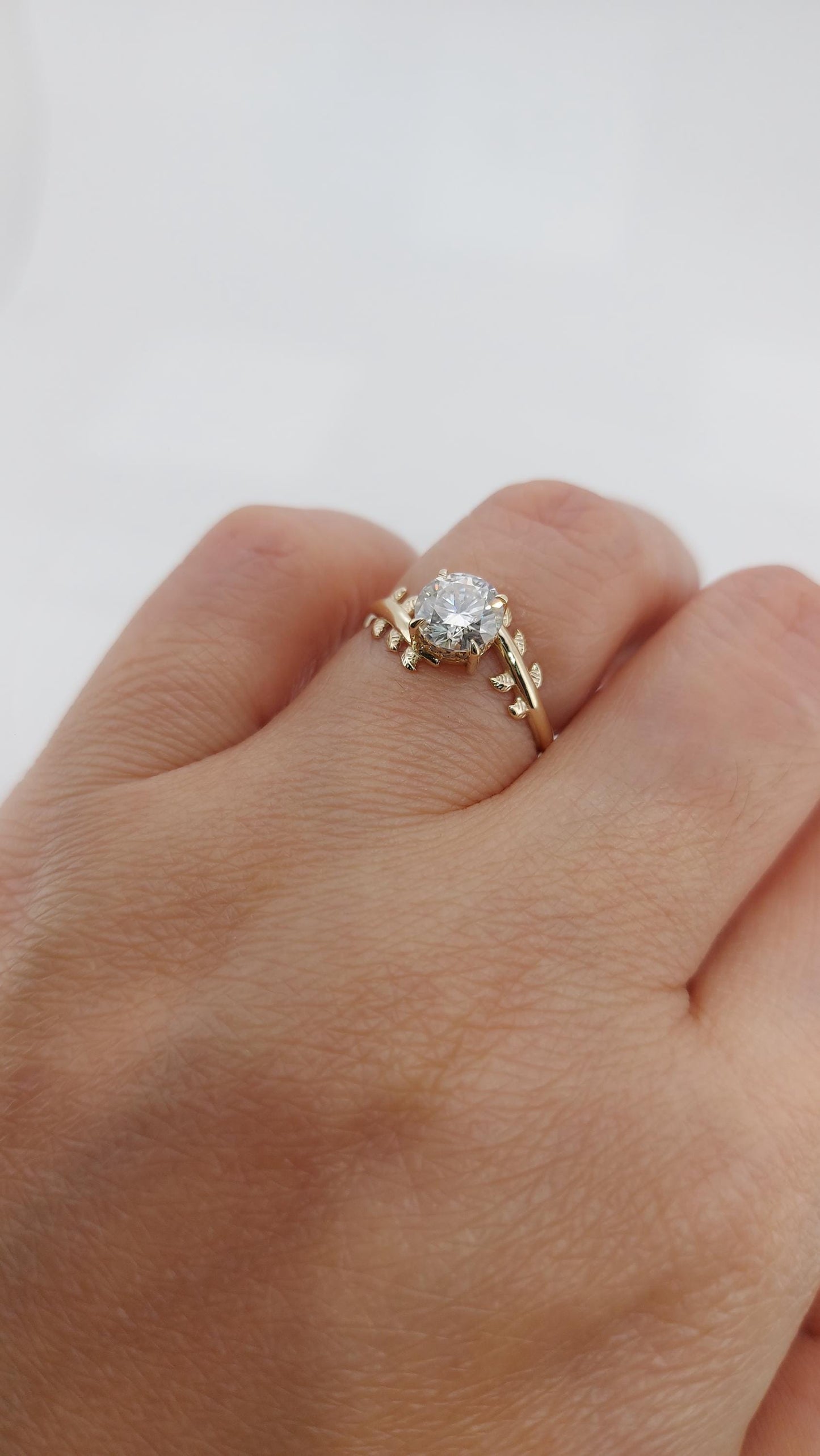 Runder Diamant, Moissanit Eternity-Ring Round cut Moissanite engagement ring in 935 Argentium Silber — custom handcrafted by Forever For Love
