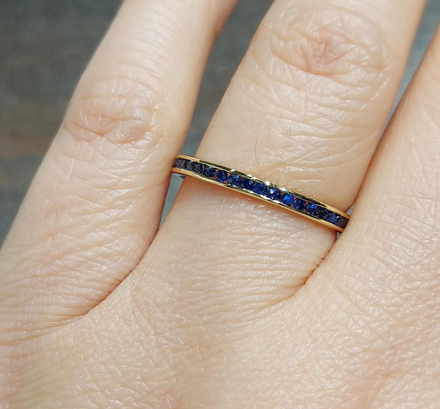Runder blauer Saphir Eternity Ring Round cut Moissanite engagement ring in 935 Argentium Silber — custom handcrafted by Forever For Love