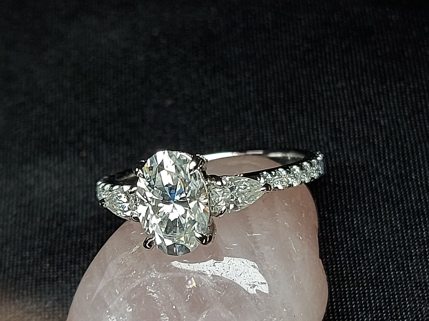 1,5 Karat ovaler Diamant, Moissanit Verlobungsring Oval cut Moissanite engagement ring in 935er Argentium Silber — custom handcrafted by Forever For Love