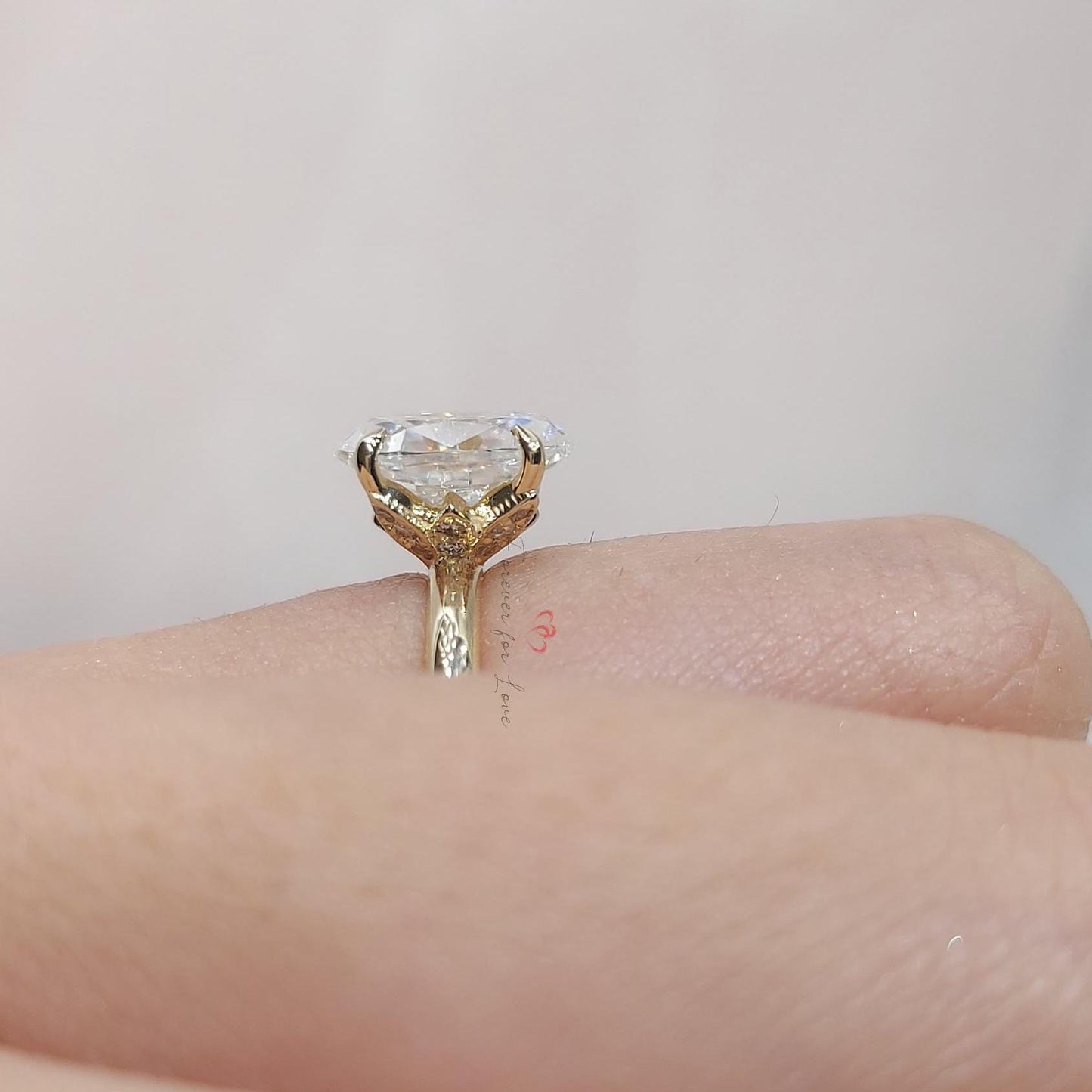 Ovaler Diamant, Moissanit Verlobungsring Oval cut Moissanite engagement ring in Gold or Platinum — custom handcrafted by Forever For Love