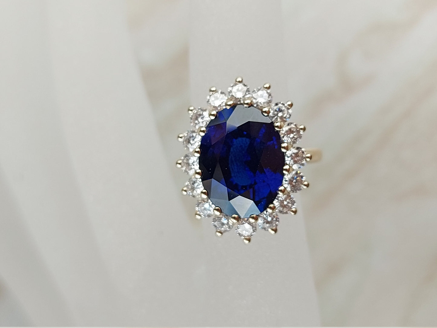 Bague de Fiançailles Ovale 6 carats avec Diamant Bleu Naturel et Saphir Oval cut 1Ct Saphir naturel engagement ring in Gold or Platinum — custom handcrafted by Forever For Love
