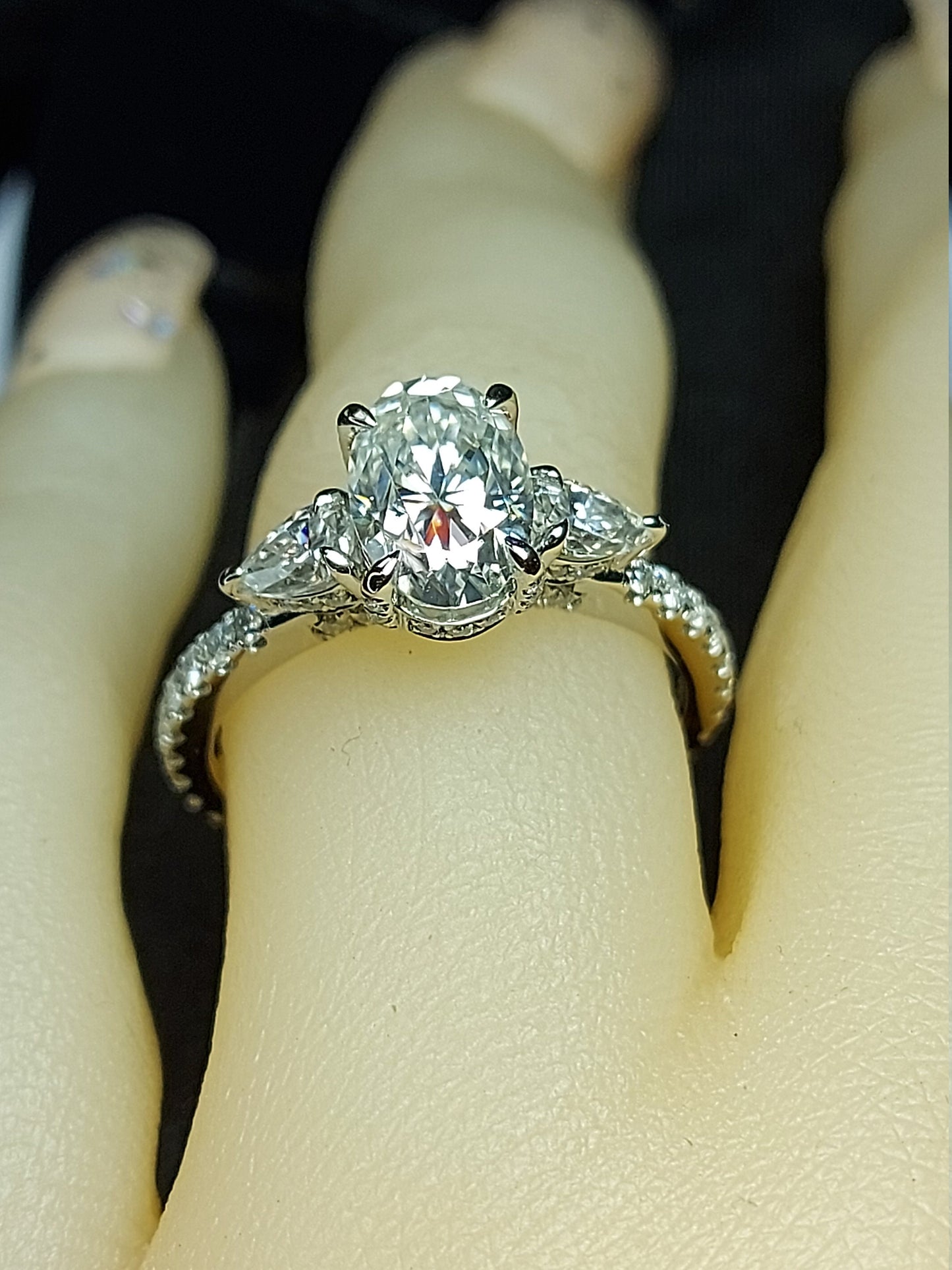 1,5 Karat ovaler Diamant, Moissanit Verlobungsring Oval cut Moissanite engagement ring in 935er Argentium Silber — custom handcrafted by Forever For Love