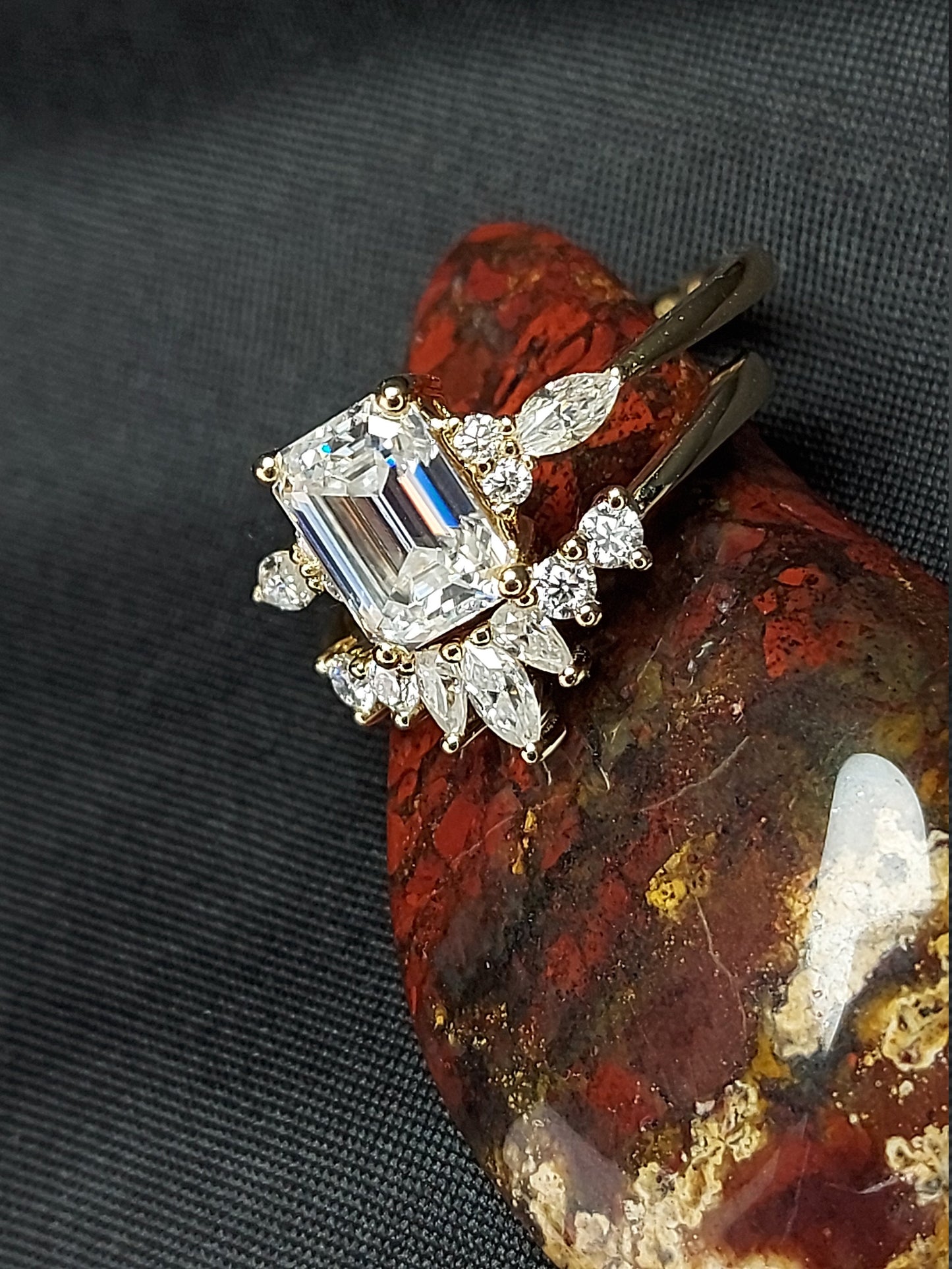Verlobungsring aus Moissanit und Diamant im Smaragdschliff mit Marquise-Akzenten Emerald cut Moissanite engagement ring in 935er Argentium Silber — custom handcrafted by Forever For Love