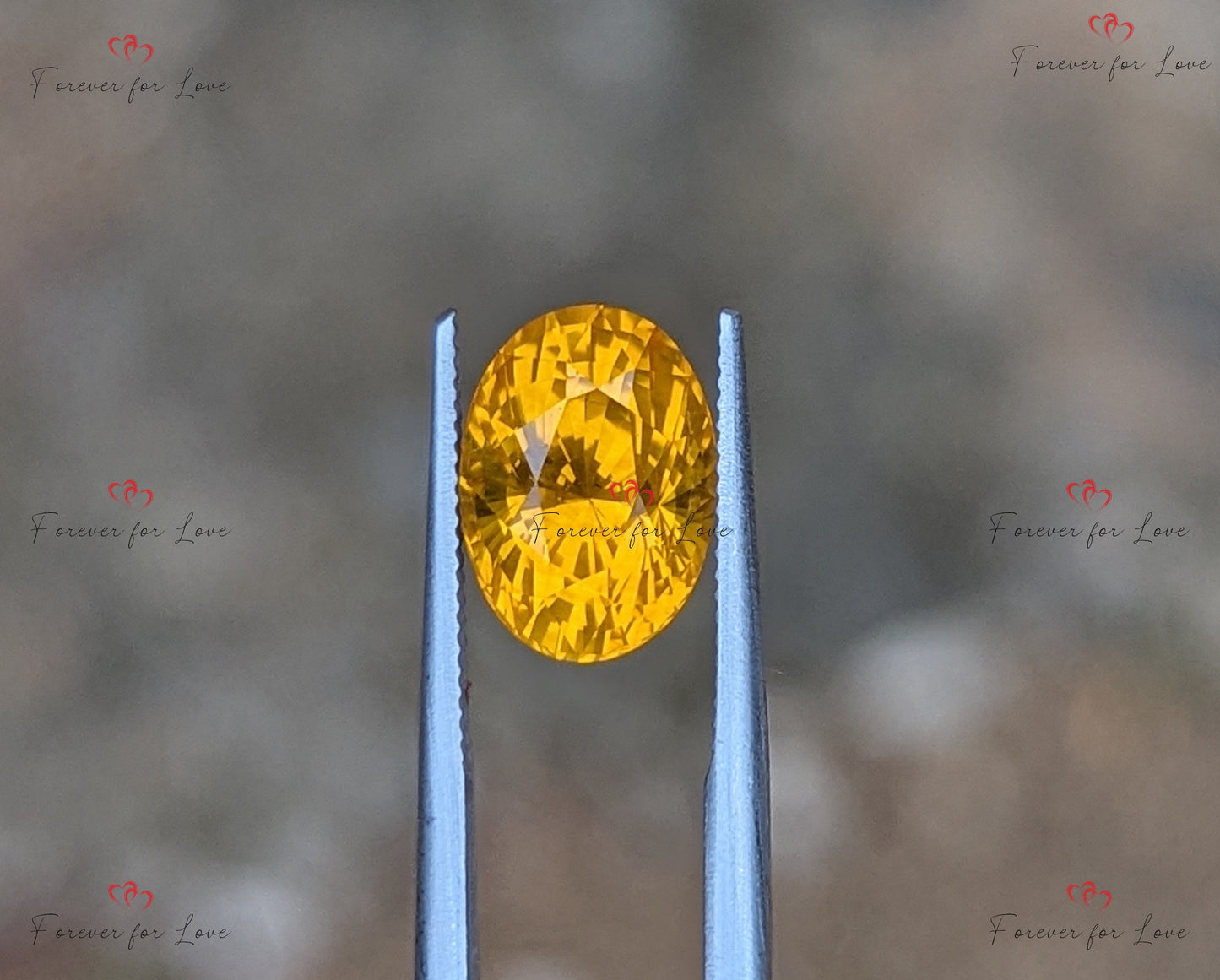 Ein natürlicher, eleganter, wärmebehandelter, erdeigener, goldgelber Ceylon-Saphir im Ovalschliff. Dieser Stein wiegt 4,09 Karat. Moissanite engagement ring in Gold or Platinum — custom handcrafted by Forever For Love