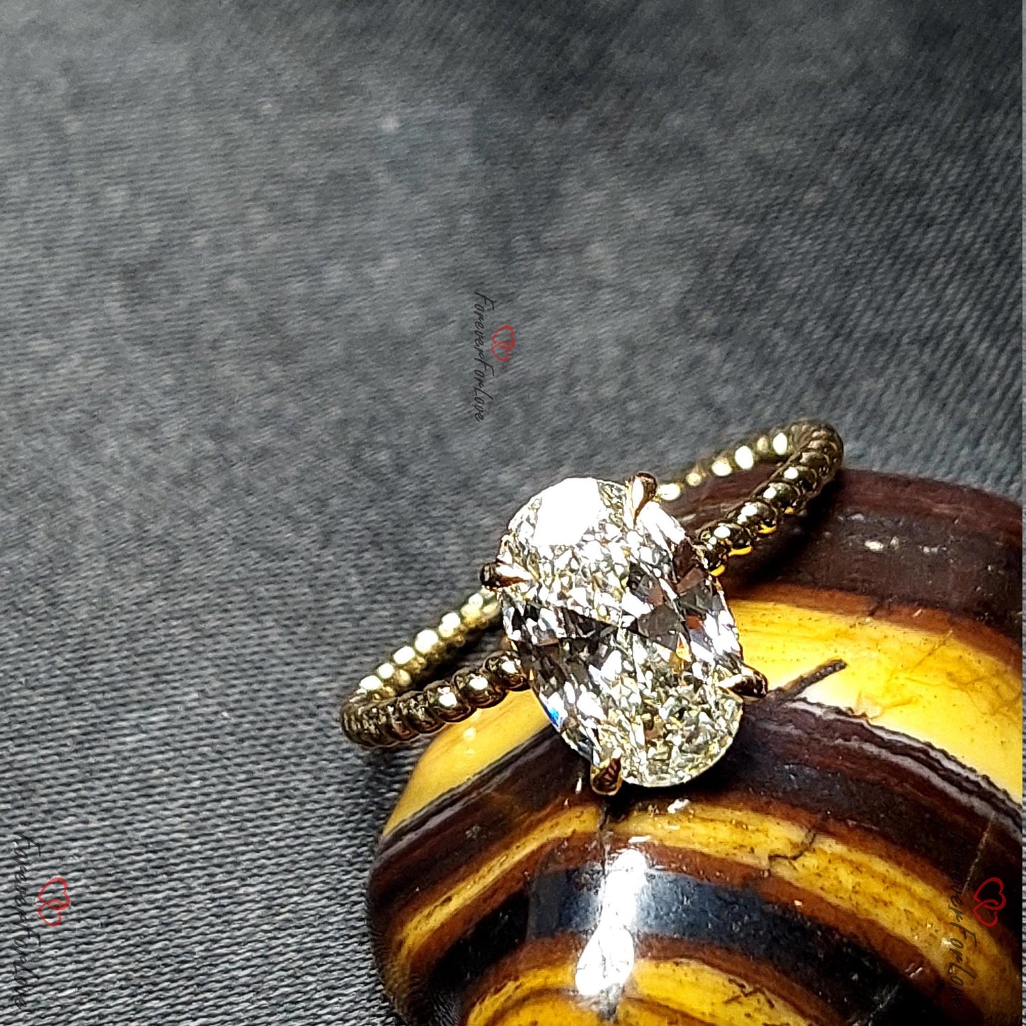 1,3 Karat IGI-zertifizierter ovaler Labordiamant Hidden Halo Ring Oval cut Moissanite engagement ring in 935 Argentium Silber — custom handcrafted by Forever For Love