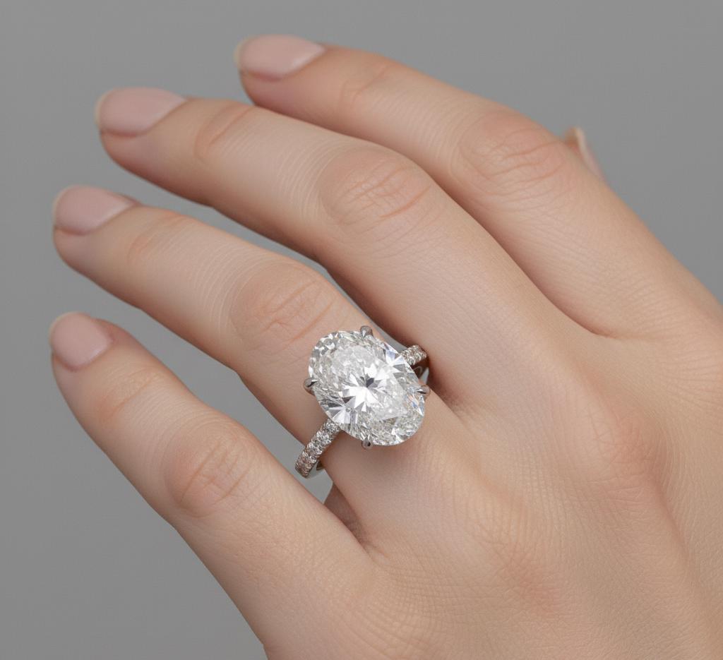 Bague de fiançailles ovale 5,5 carats avec diamant de laboratoire et halo caché Oval cut 1Ct Moissanite taille brillant engagement ring in Gold or Platinum — custom handcrafted by Forever For Love