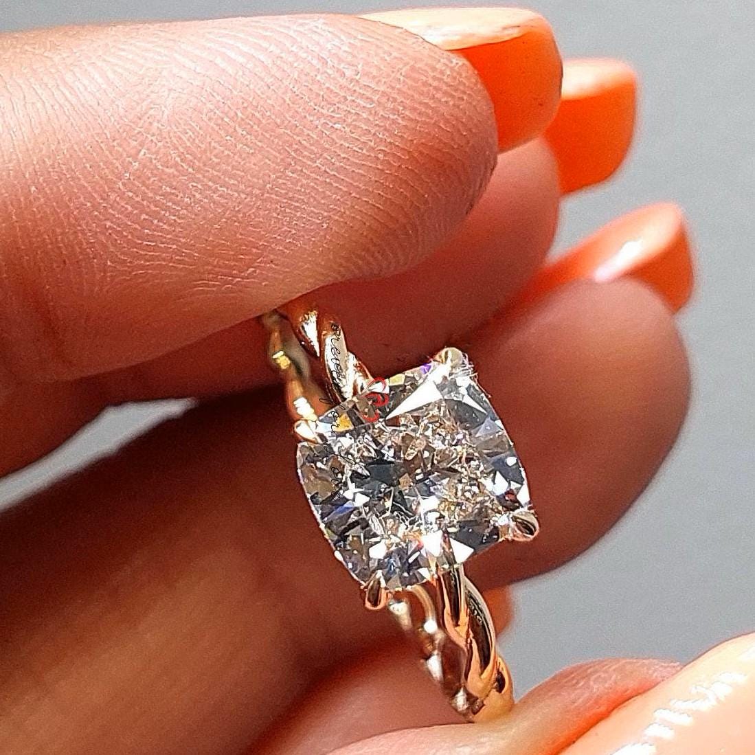 Bague de fiançailles en diamant de laboratoire coussin de 2 Ct certifié IGI Cushion cut 1Ct Moissanite Taille Brillant engagement ring in Gold or Platinum — custom handcrafted by Forever For Love