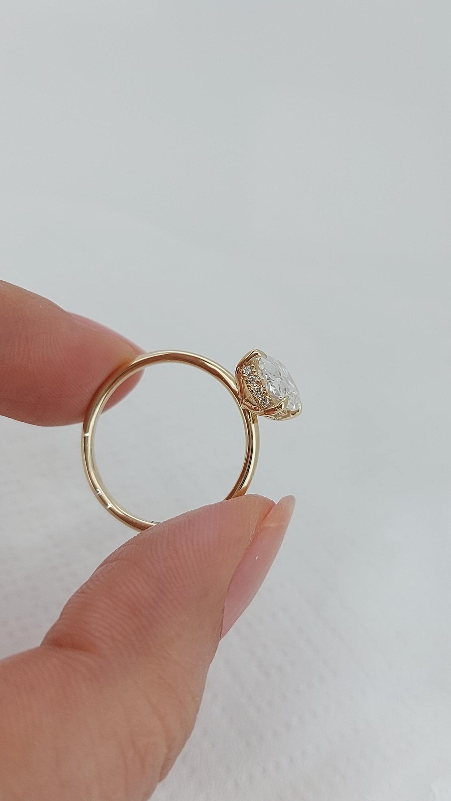 IGI-zertifizierter Solitär-Verlobungsring mit Old-Mine-Labordiamant Moissanite engagement ring in 935er Argentium Silber — custom handcrafted by Forever For Love