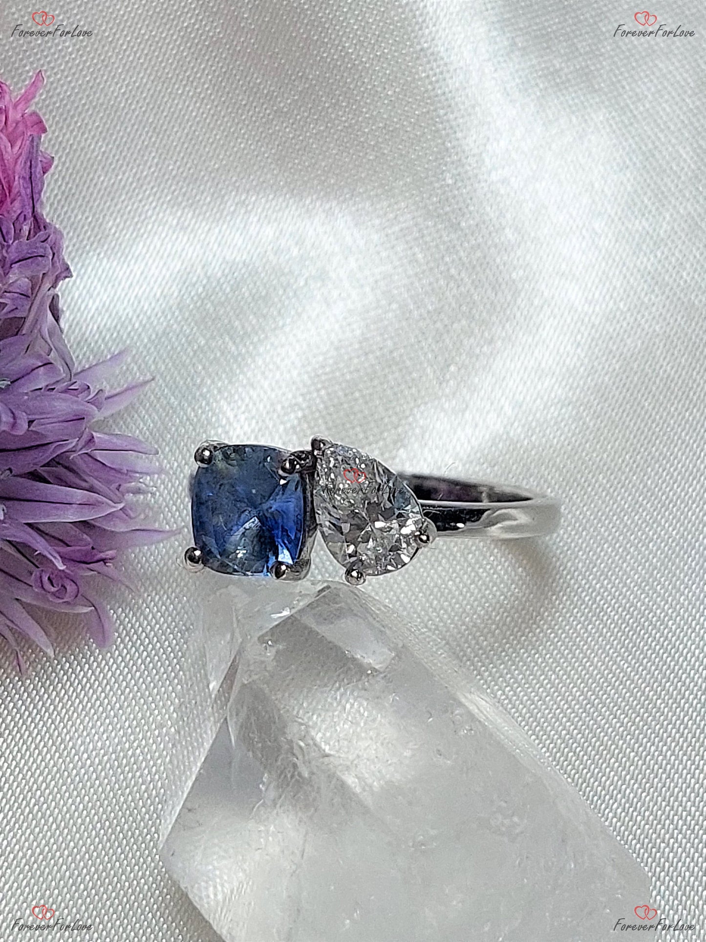 Verlobungsring mit Kissen-Diamant, Saphir und Toi et Moi Cushion cut Moissanite engagement ring in Gold or Platinum — custom handcrafted by Forever For Love