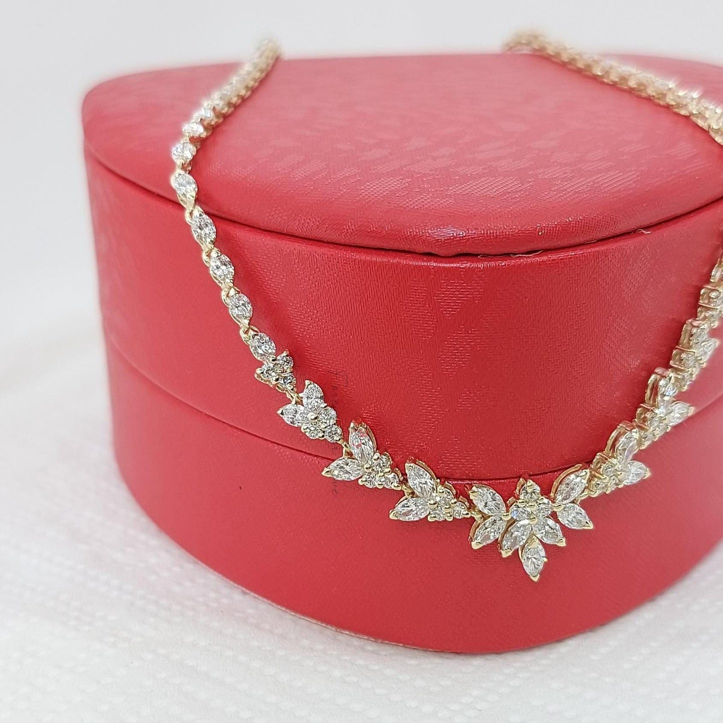 18K massives Gold Collier für die Hochzeit mit Cluster, echte Diamant Marquise Halskette, Diamant Kettenhalskette Jubiläumsgeschenk. Moissanite engagement ring in Gold or Platinum — custom handcrafted by Forever For Love