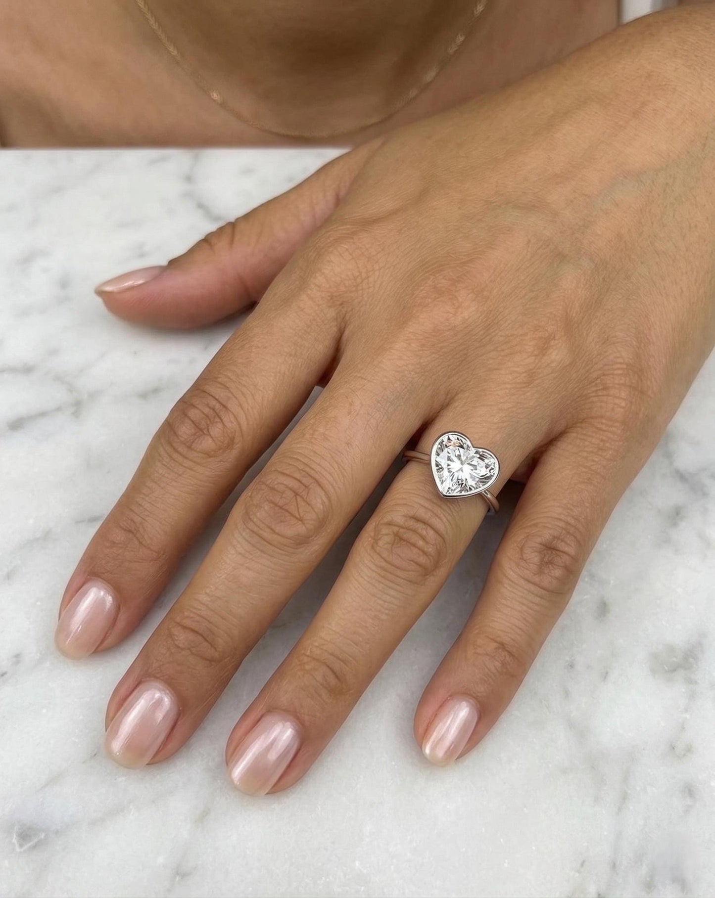Bague de fiançailles solitaire 5 carats en diamant de laboratoire taille cœur Heart cut 1Ct Moissanite taille brillant engagement ring in Gold or Platinum — custom handcrafted by Forever For Love